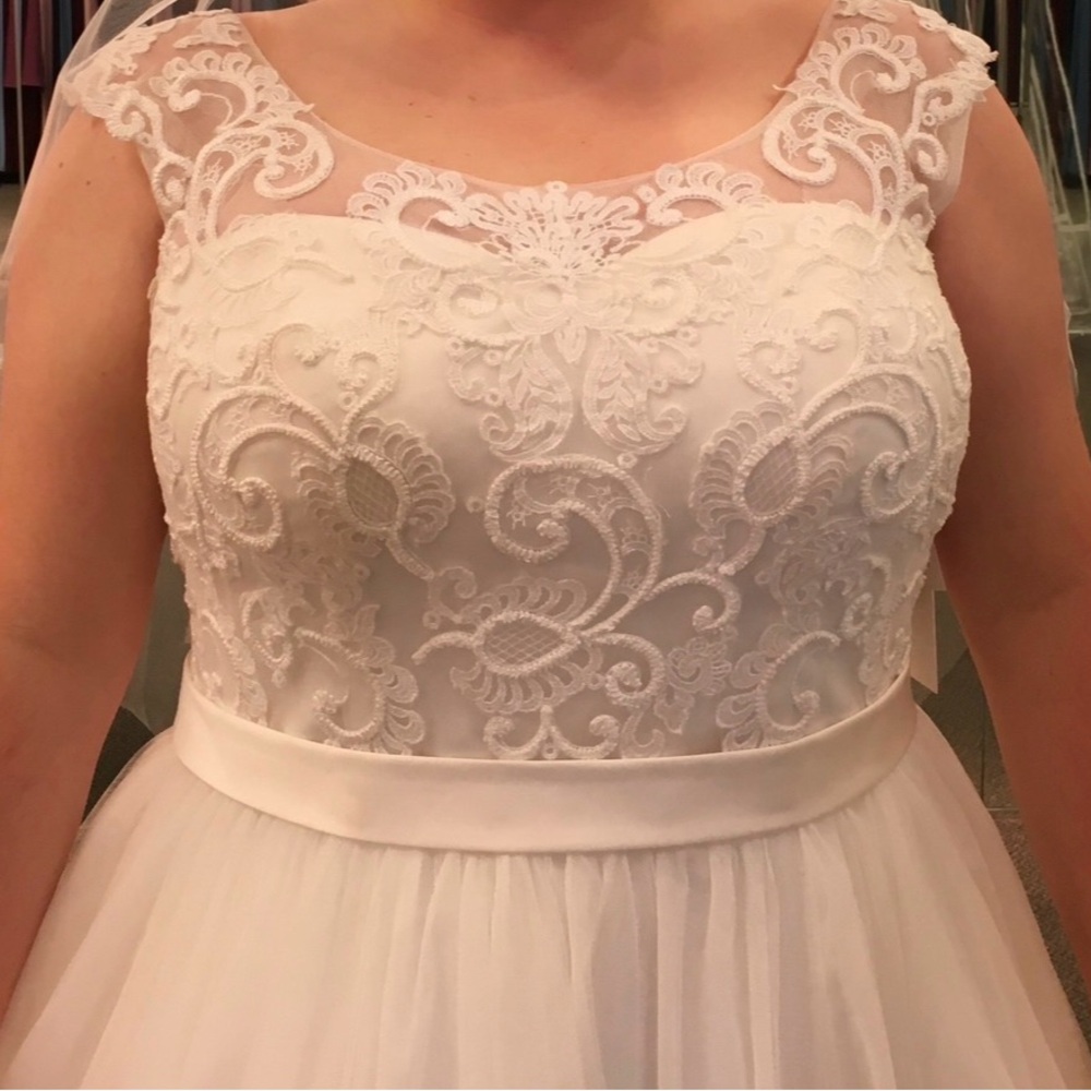 David’s Bridal Tulle and Scroll Lace Cap Sleeve Wedding Dress